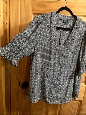 Jones New York Black & White Printed V-Neck Tunic